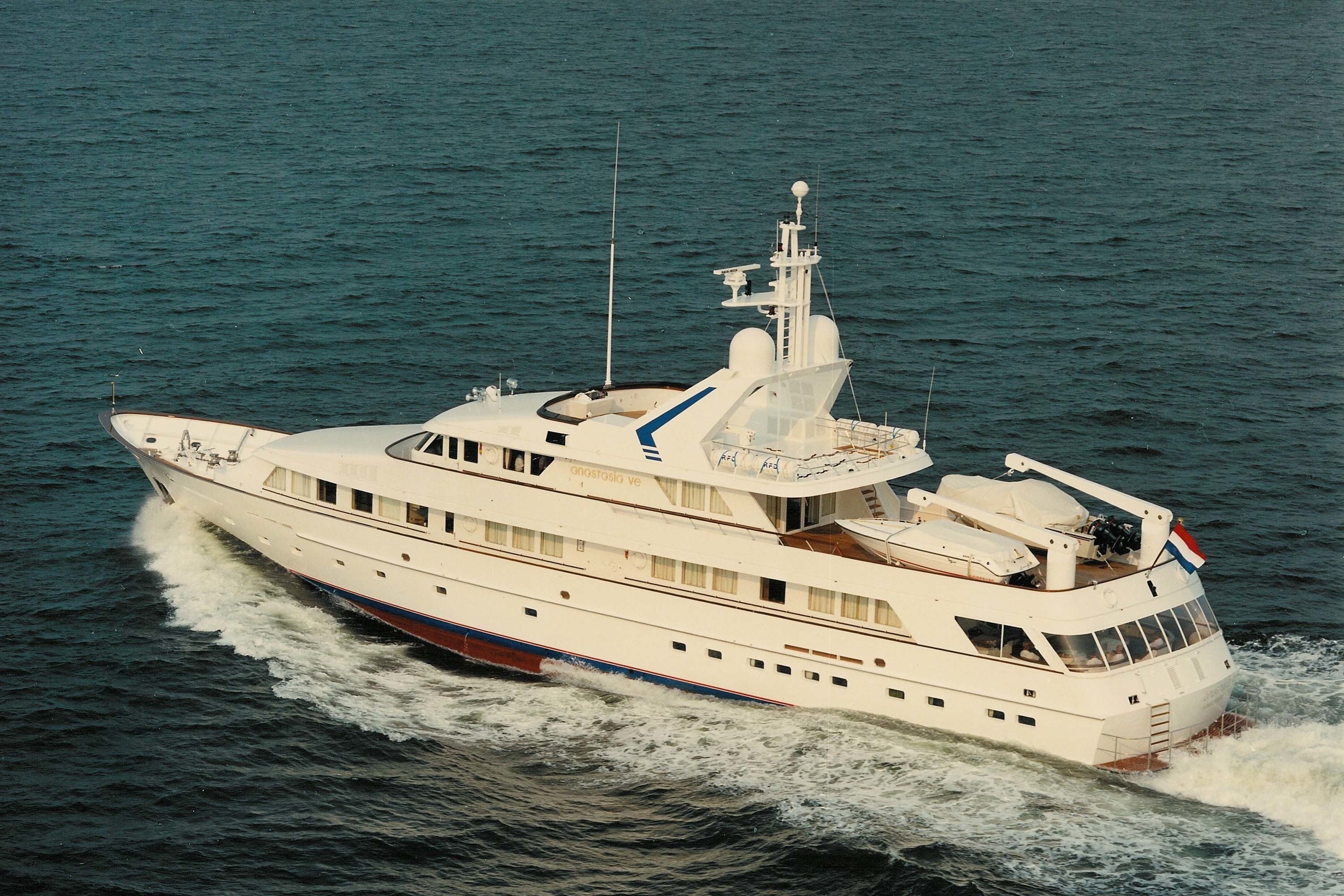 Yacht QUINTESSA, Feadship CHARTERWORLD Luxury Superyacht Charters